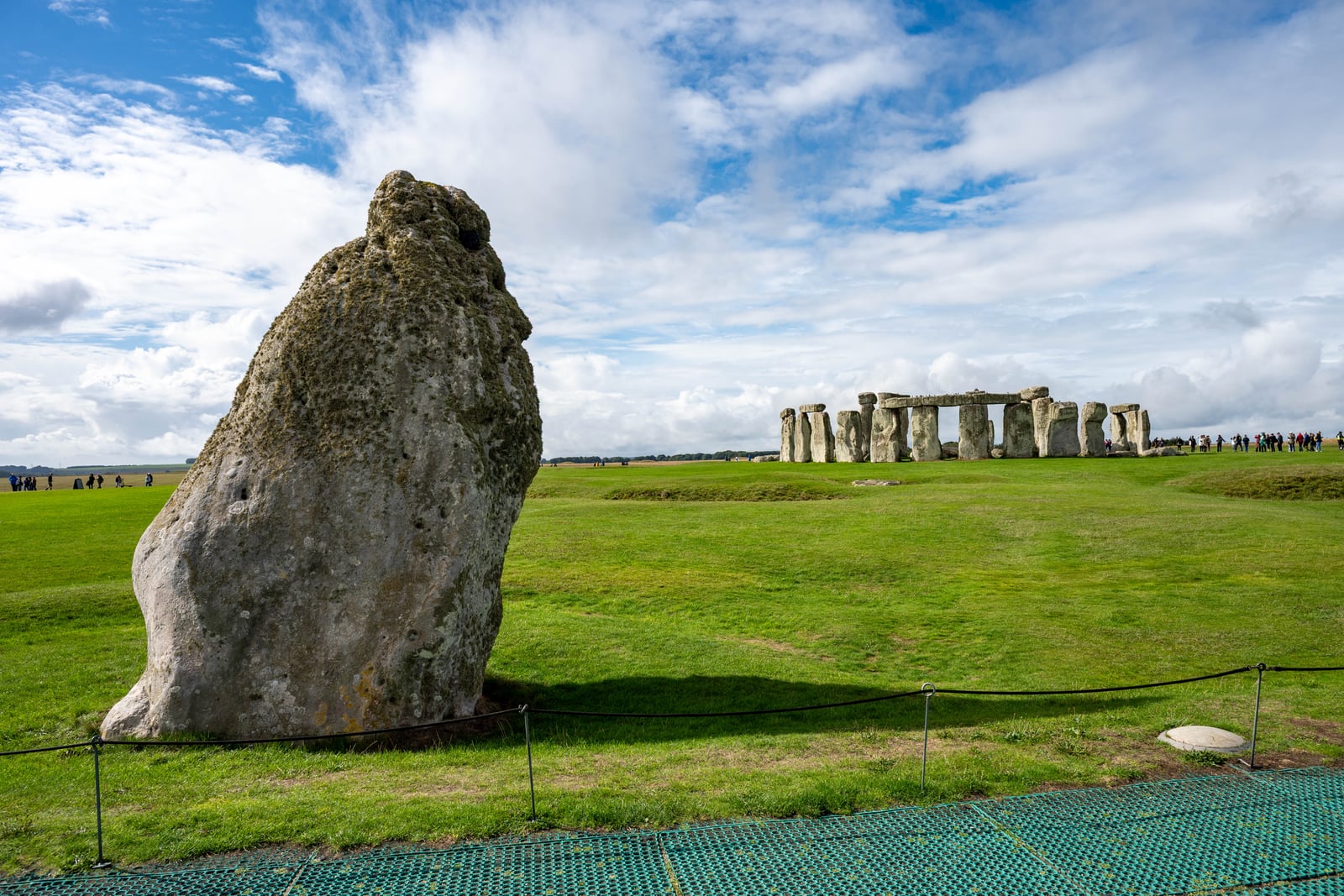 藍天白雲下矗立的遠古 Heel Stone 巨石｜2025/09 英國