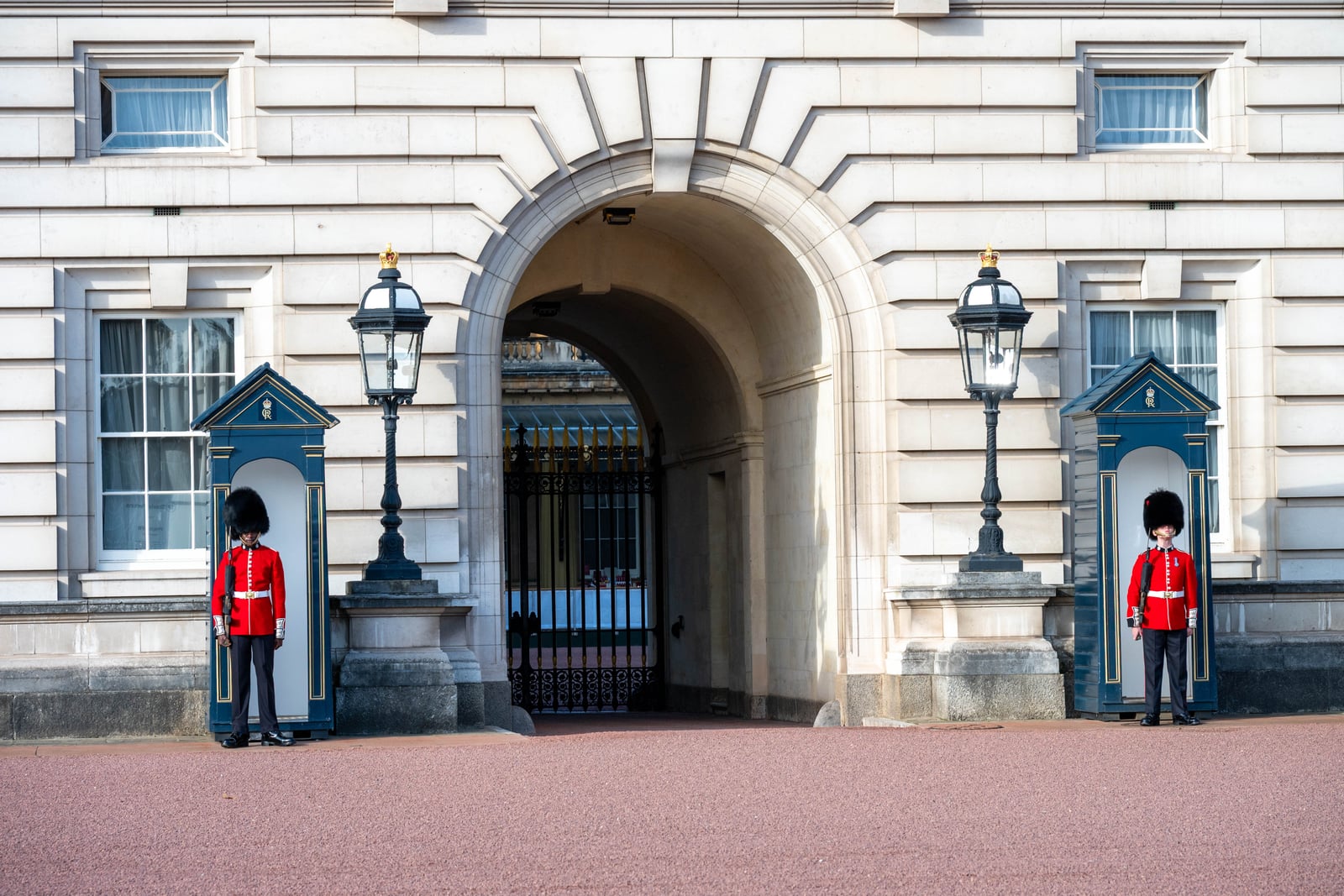晨光中站崗的皇家衛兵與宏偉拱門｜2025/09 英國