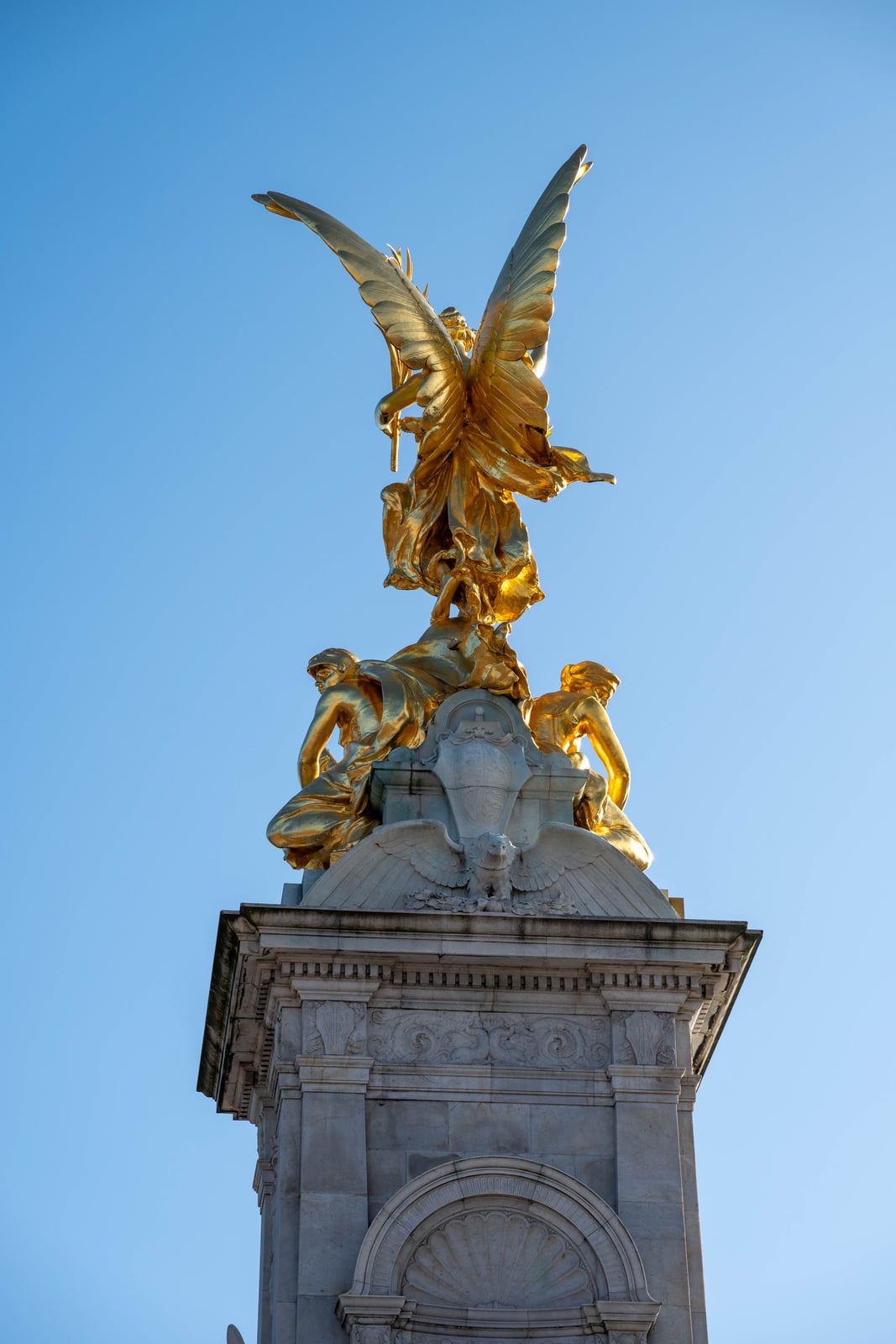 晴空下閃耀金光的分離紀念雕像翼神｜2025/09 英國