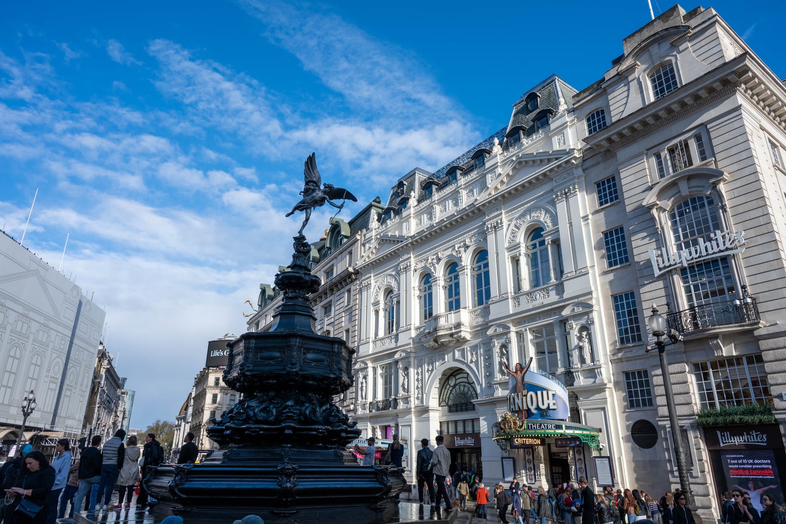 藍天白雲下的蘇荷區沙夫茨伯里紀念噴泉｜2025/09 英國