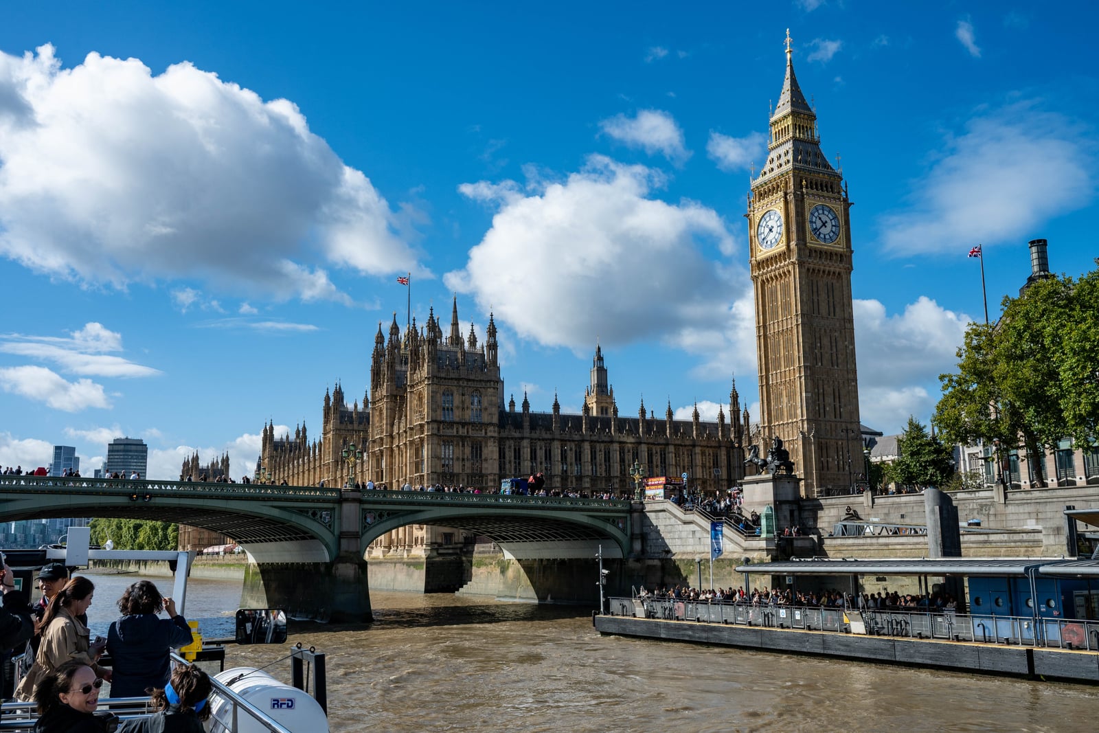 晴空下的大笨鐘與西敏宮風光｜2025/09 英國