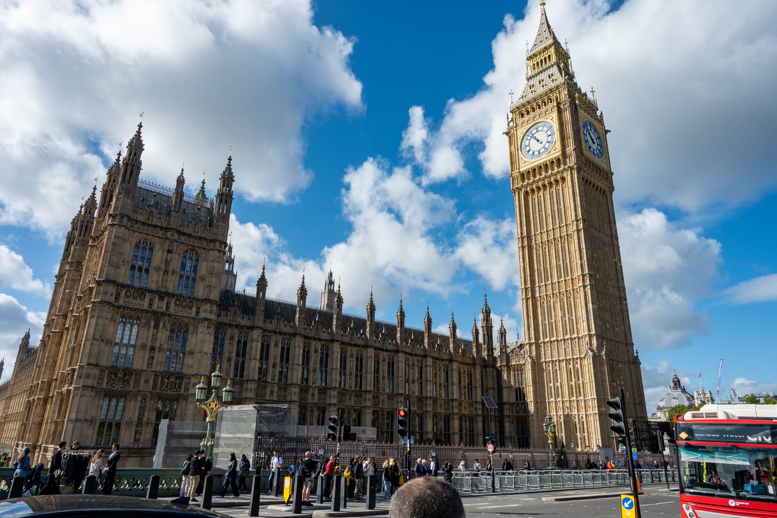 晴空下莊嚴的大笨鐘與國會大廈｜2025/09 英國