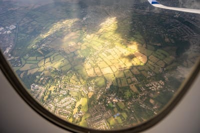 雲影灑落的綠意大地與機翼窗景｜2025/09 英國