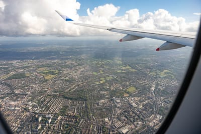 高空俯瞰晨光雲海與機翼景致｜2025/09 英國