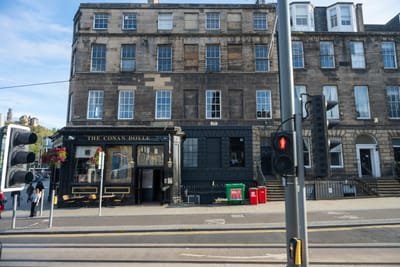 愛丁堡街頭古樸石造建築與柯南道爾酒館｜2025/09 英國