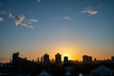 晨曦曙光中的城市天際線剪影