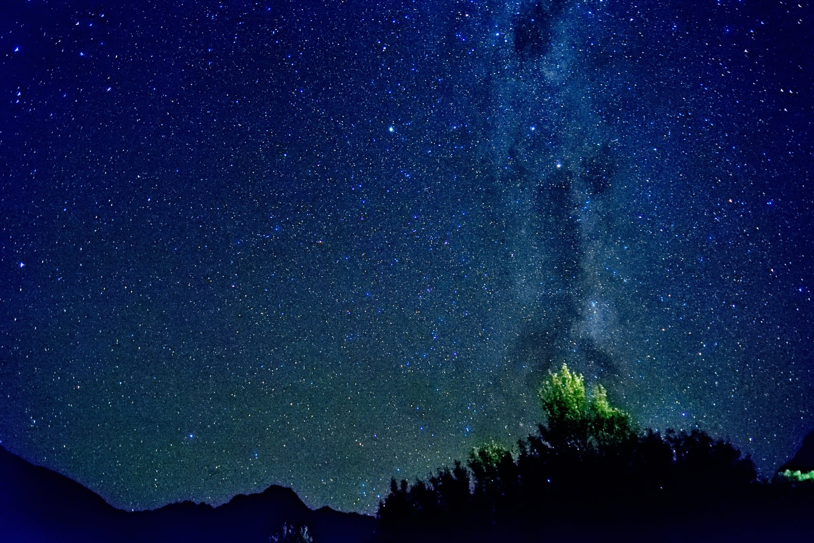 群山襯托下的璀璨銀河與滿天繁星夜空｜2016/04 紐西蘭南北島