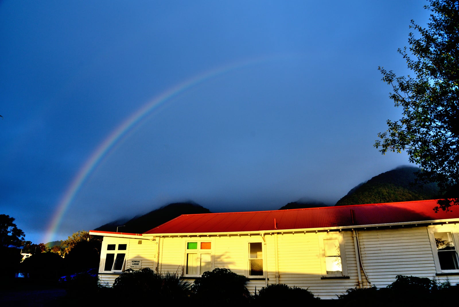 夕陽餘暉下小屋與清晰彩虹｜2016/04 紐西蘭南北島