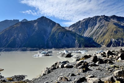 塔斯曼湖漂浮冰山與壯麗群山