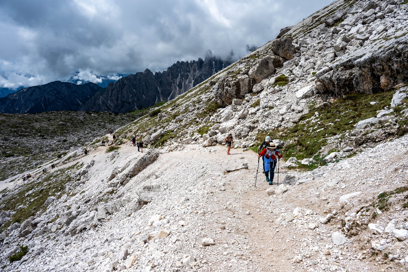 拉瓦雷多山屋健行步道上的登山客｜2026/06 阿爾卑斯山脈之多洛米堤