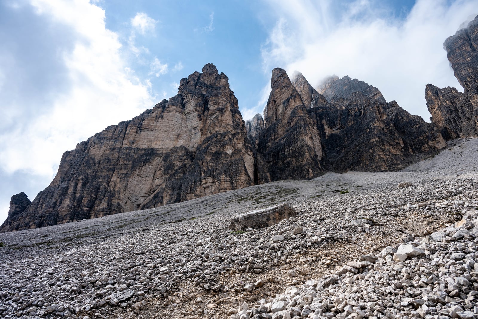 雄偉峻峭的石灰岩山峰與陡峭碎石坡｜2026/06 阿爾卑斯山脈之多洛米堤