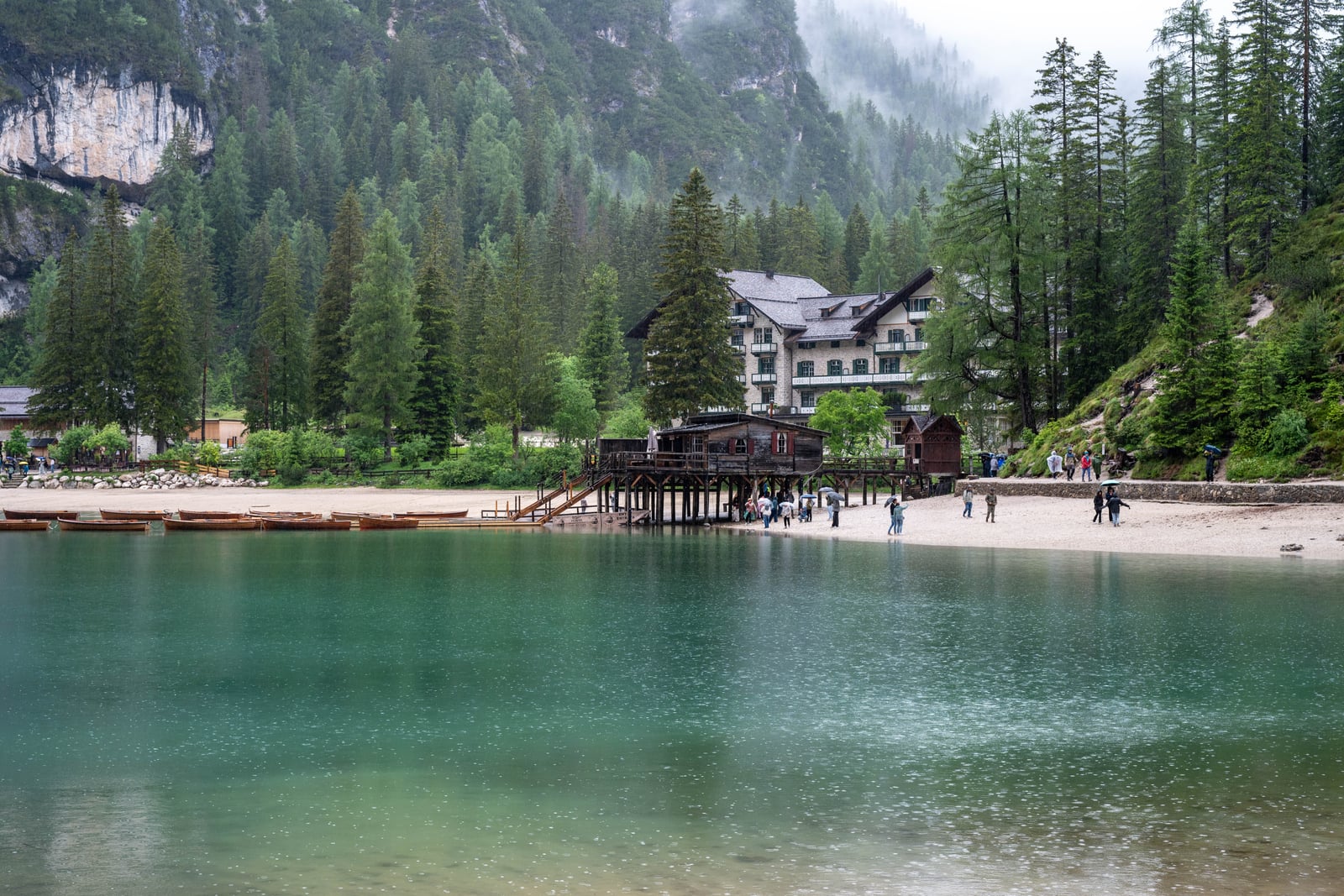 雨中湖畔的小木屋與碧綠水面｜2026/06 阿爾卑斯山脈之多洛米堤