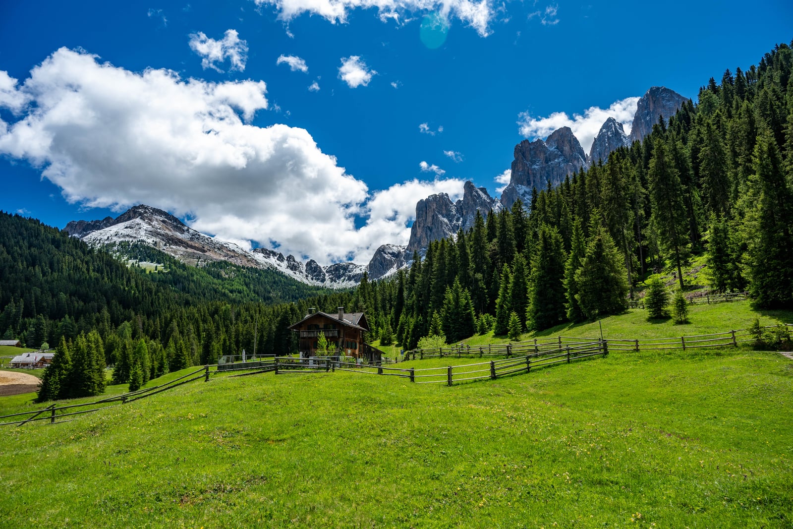 蒼翠山林下的木屋與奇岩峰景｜2026/06 阿爾卑斯山脈之多洛米堤
