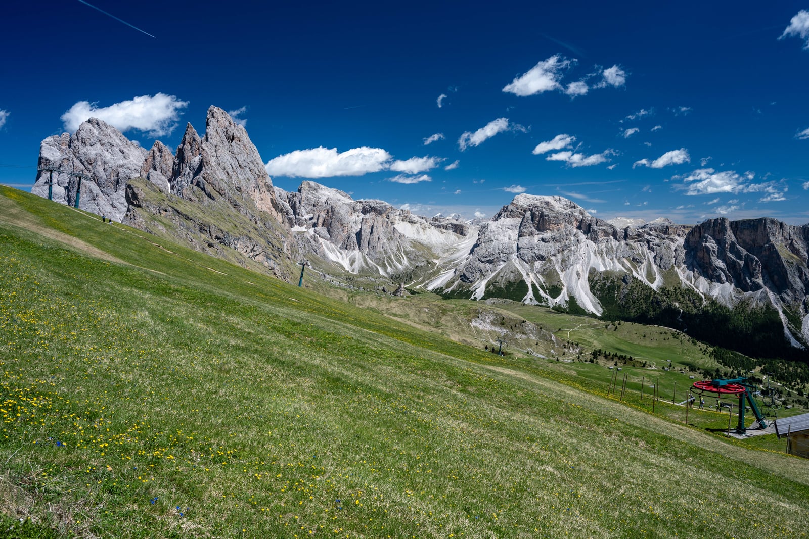 Seceda 壯麗刀鋒稜線與翠綠山坡｜2026/06 阿爾卑斯山脈之多洛米堤