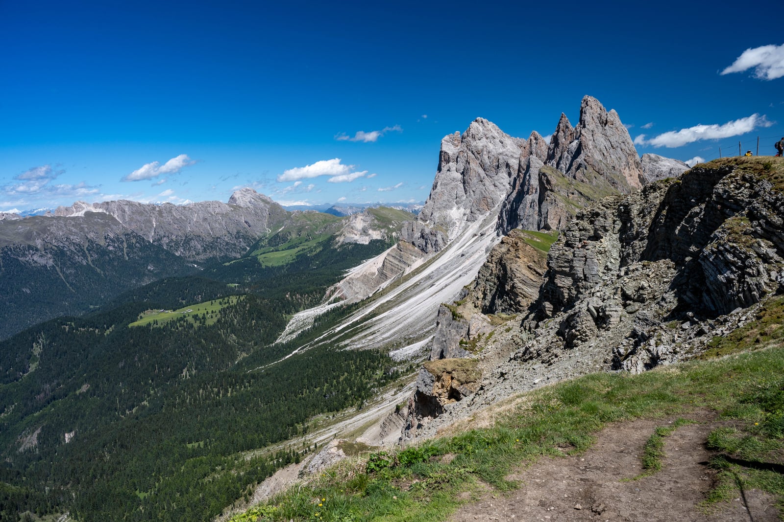 Seceda 壯麗刀鋒稜線與翠綠山谷｜2026/06 阿爾卑斯山脈之多洛米堤
