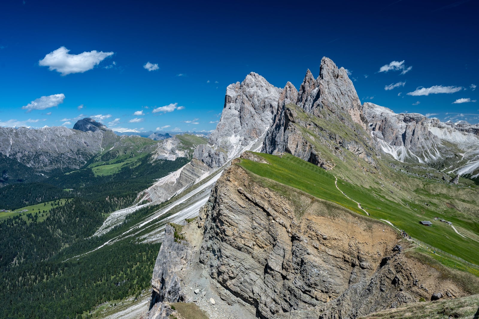 Seceda 刀鋒稜線與壯麗山峰｜2026/06 阿爾卑斯山脈之多洛米堤