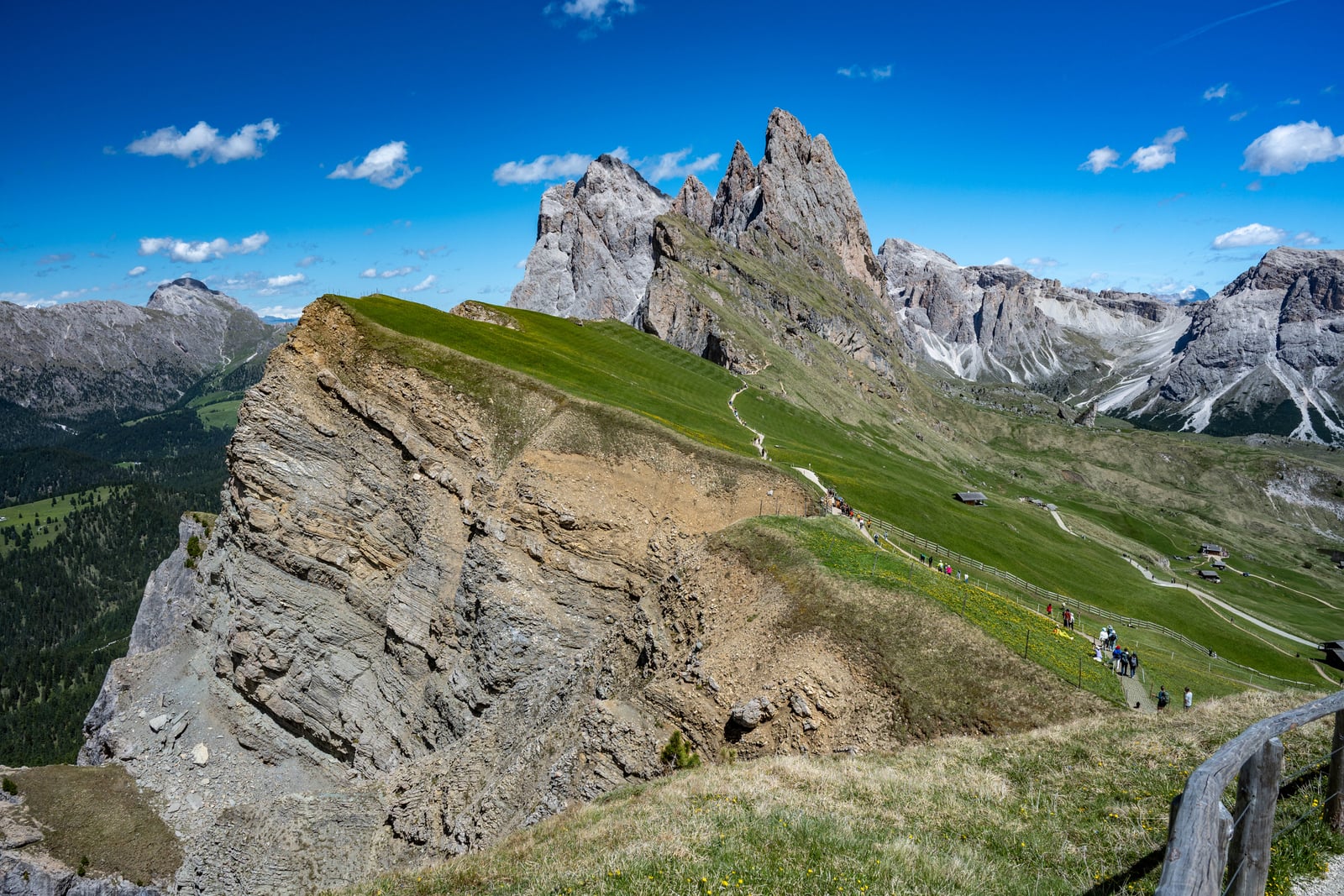 Seceda 壯麗刀鋒稜線與翠綠山坡｜2026/06 阿爾卑斯山脈之多洛米堤