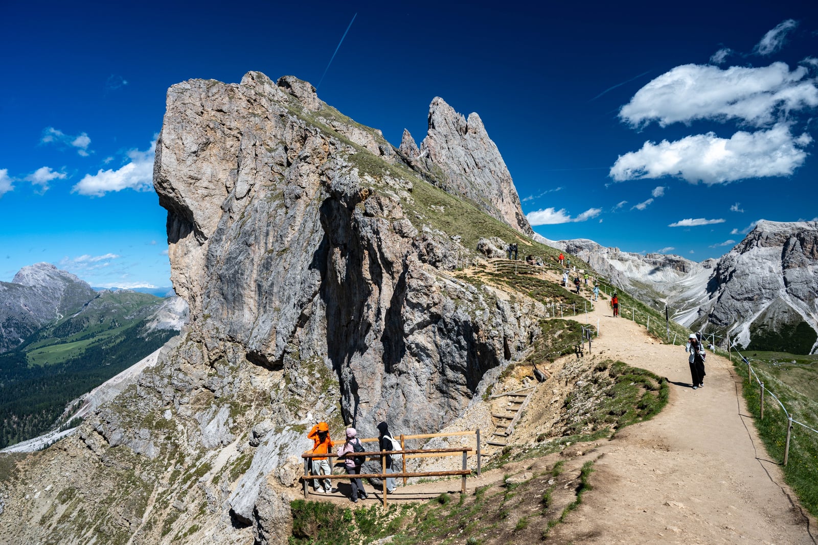 Seceda 刀鋒稜線上的健行步道與壯麗山岩｜2026/06 阿爾卑斯山脈之多洛米堤