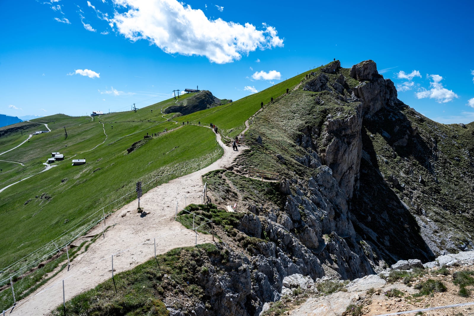 Seceda 刀鋒稜線的壯麗步道與晴空｜2026/06 阿爾卑斯山脈之多洛米堤