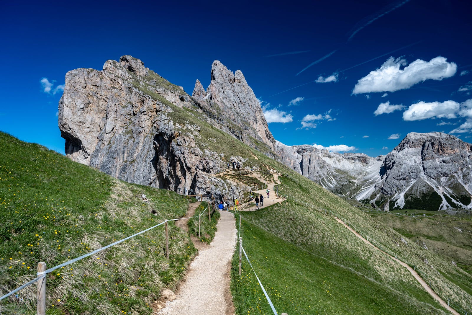 Seceda 刀鋒稜線上的健行步道與壯麗奇峰｜2026/06 阿爾卑斯山脈之多洛米堤