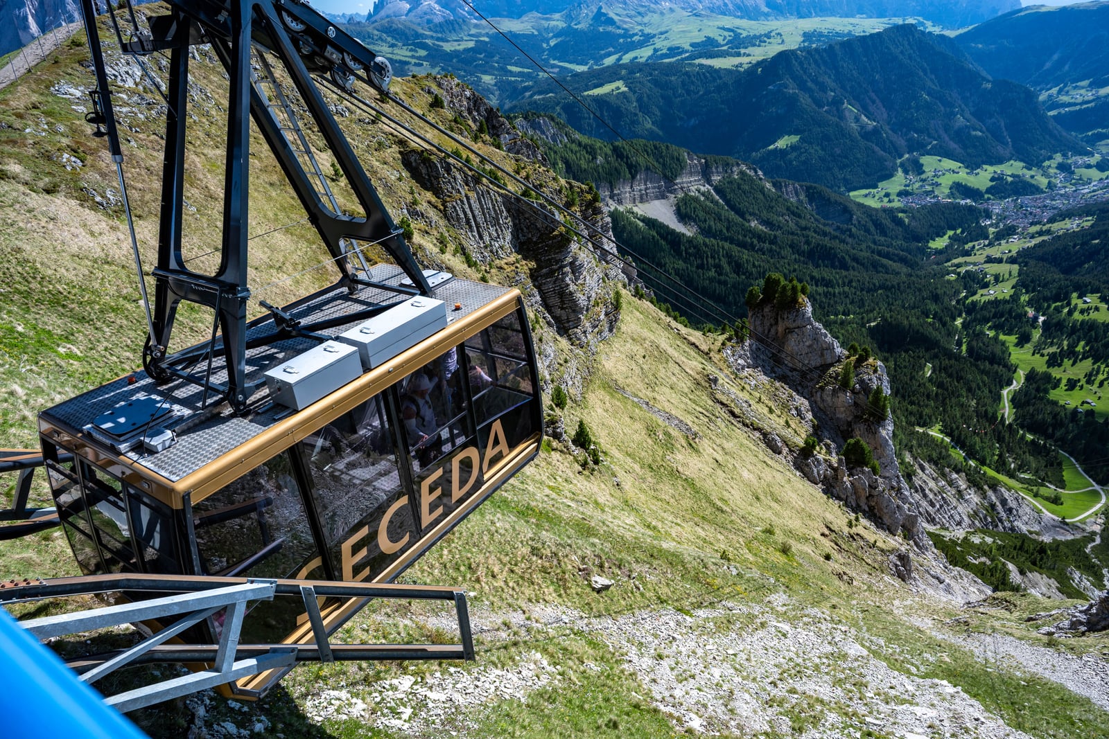 俯瞰山谷的刀鋒山高空纜車｜2026/06 阿爾卑斯山脈之多洛米堤