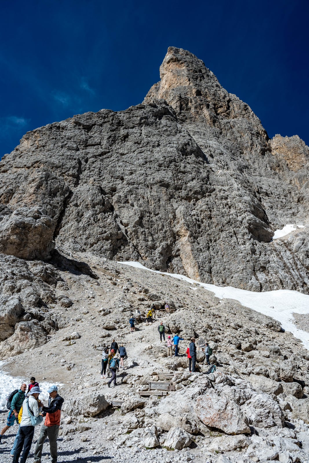 群山環繞的石灰岩埡口與登山客身影｜2026/06 阿爾卑斯山脈之多洛米堤