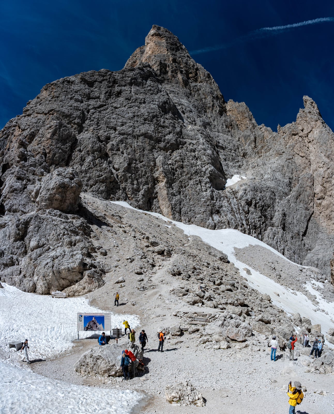 薩索隆戈峰下的高山埡口與健行者｜2026/06 阿爾卑斯山脈之多洛米堤