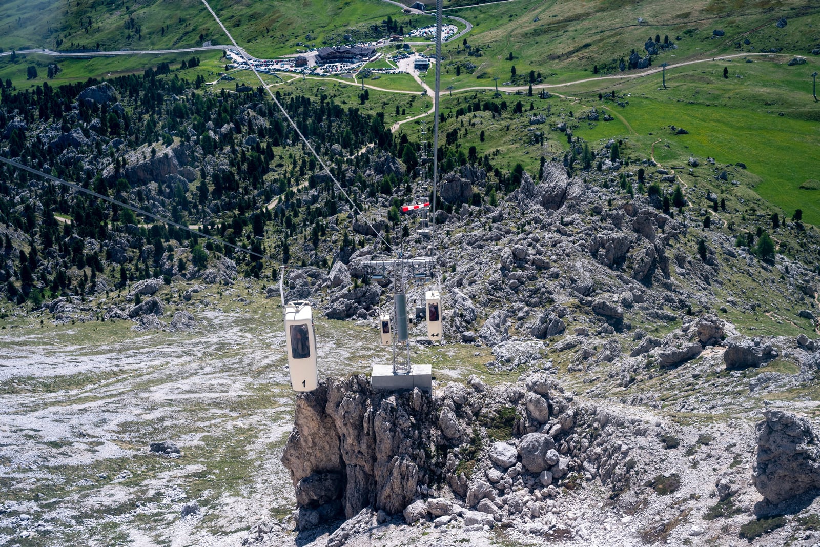 懸掛在崎嶇岩塊與綠意之間的登山纜車｜2026/06 阿爾卑斯山脈之多洛米堤