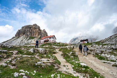 群山環抱的山屋與健行小徑｜2026/06 阿爾卑斯山脈之多洛米堤