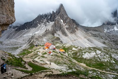 雲霧山巔下的山屋與崎嶇步道｜2026/06 阿爾卑斯山脈之多洛米堤