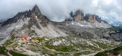 雲霧繚繞中的雄偉山峰與紅色屋頂山屋｜2026/06 阿爾卑斯山脈之多洛米堤