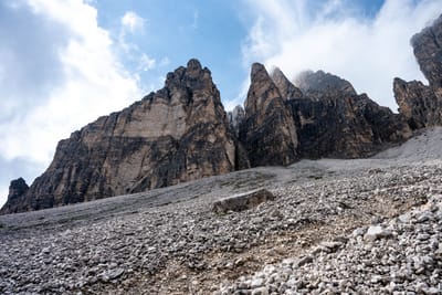 雄偉峻峭的石灰岩山峰與陡峭碎石坡