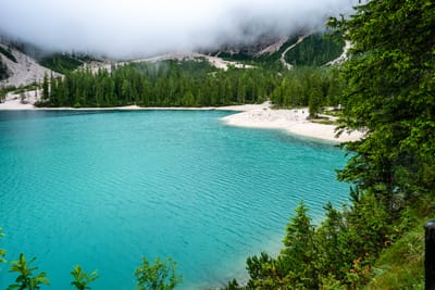 晨霧環繞中透出碧綠的 Lake Braies 湖面