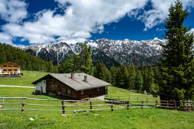 群山環繞的高山木屋與翠綠草地