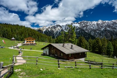 群山環抱的綠草地山屋與健行步道
