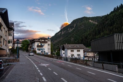 黃昏山城街道與遠方夕照山峰