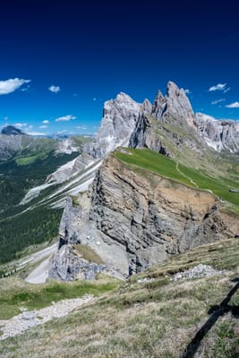 Seceda 壯麗的綠意山脊與奇特刀鋒山峰