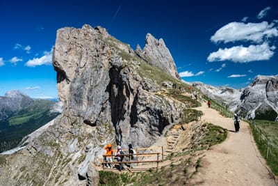 Seceda 刀鋒稜線上的健行步道與壯麗山岩