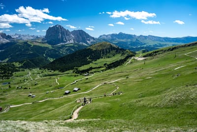 Seceda 刀鋒稜線的壯闊綠意與遠山
