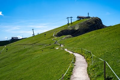 Seceda 刀鋒稜線翠綠山徑與纜車站