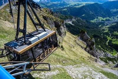 俯瞰山谷的刀鋒山高空纜車