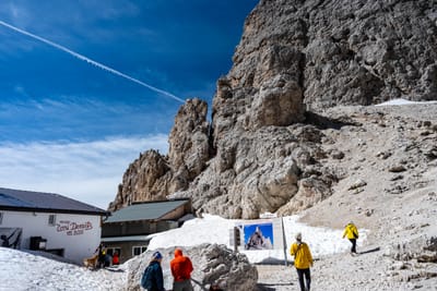 群山環抱的石灰岩山口與登山小屋