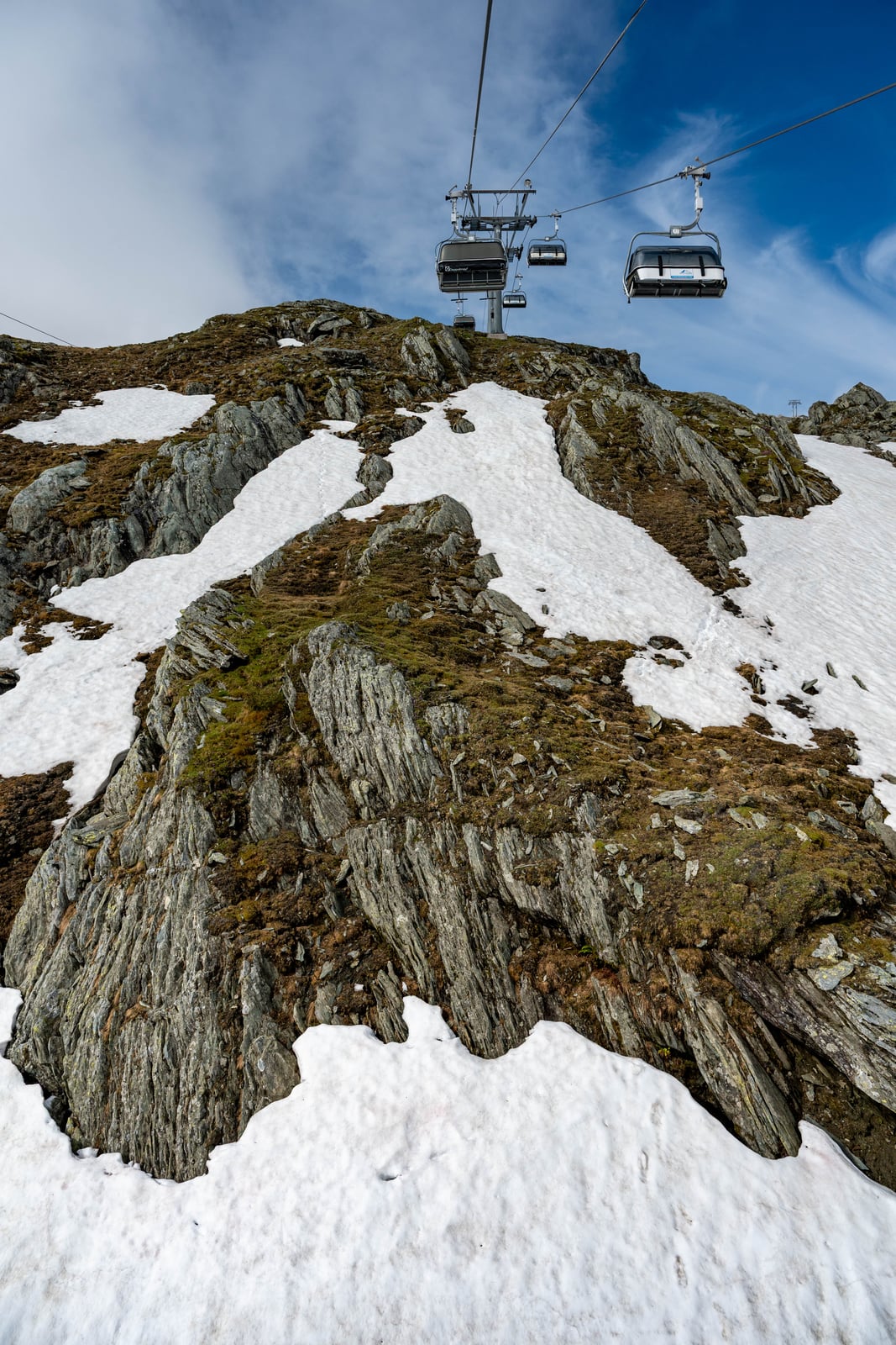 晴空下高山纜車滑過殘雪山脊｜2026/06 阿爾卑斯山脈之德奧邊境