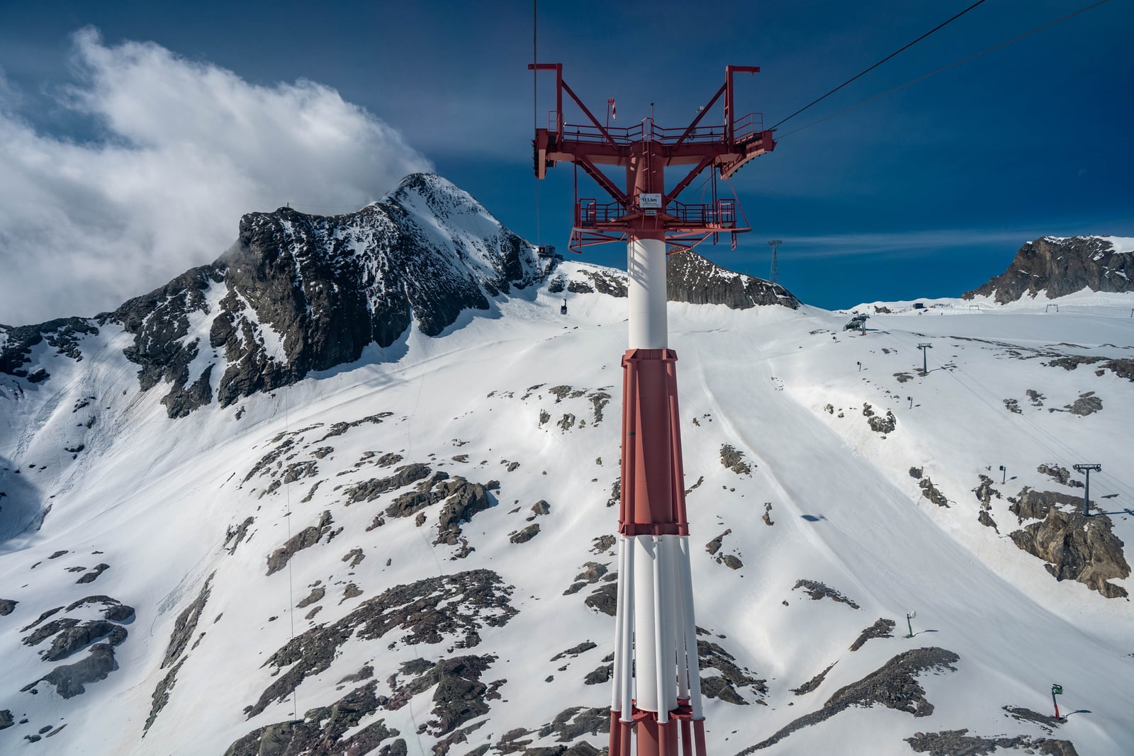 雪白山脈中的紅色高空纜車支柱｜2026/06 阿爾卑斯山脈之德奧邊境