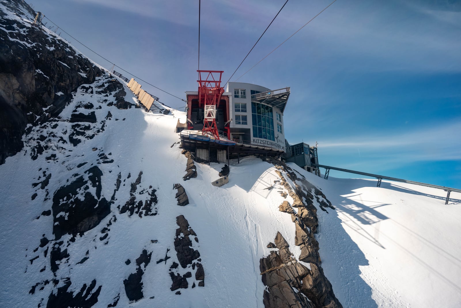 雪嶺之巔的現代化纜車站與高山風光｜2026/06 阿爾卑斯山脈之德奧邊境