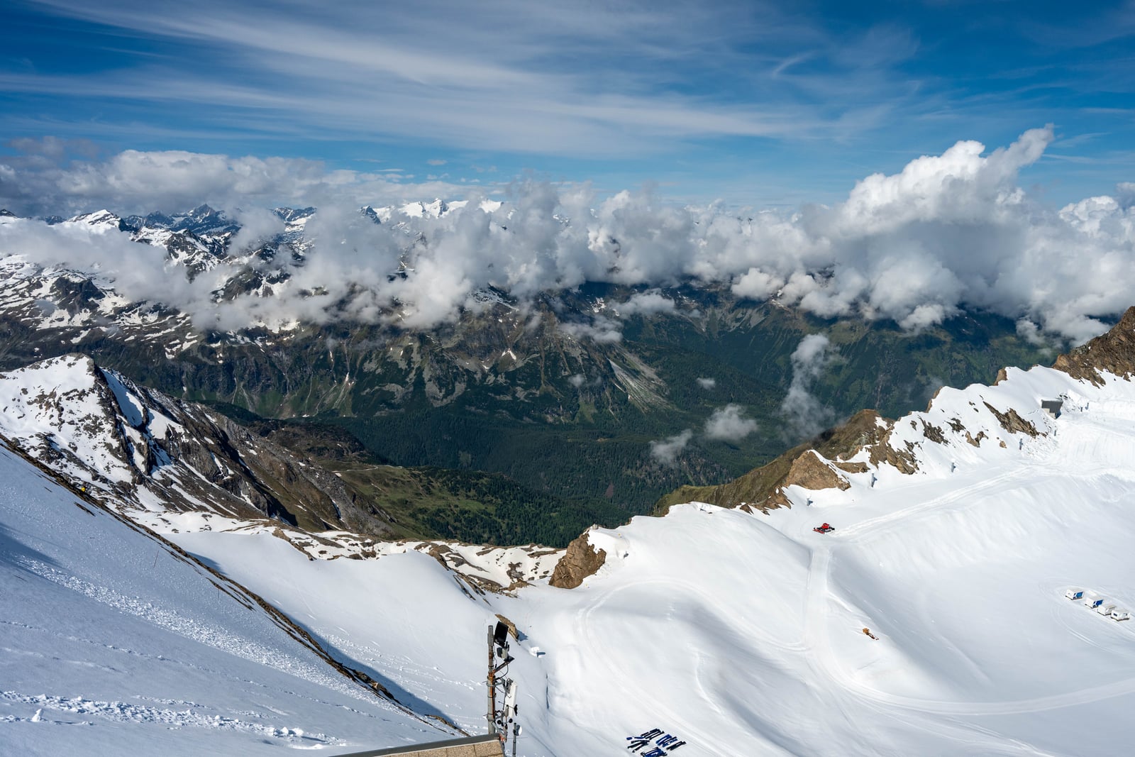 群山環繞的高山雪景與雲海風光｜2026/06 阿爾卑斯山脈之德奧邊境