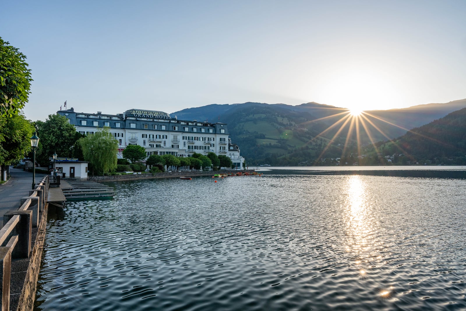 晨光灑落湖畔飯店與波光粼粼的水面｜2026/06 阿爾卑斯山脈之德奧邊境