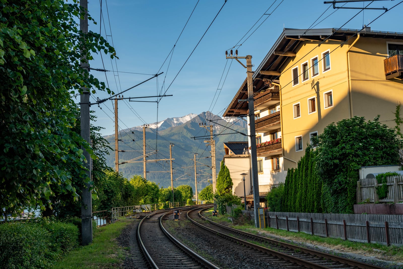 清晨陽光照耀下的鐵道與山景｜2026/06 阿爾卑斯山脈之德奧邊境