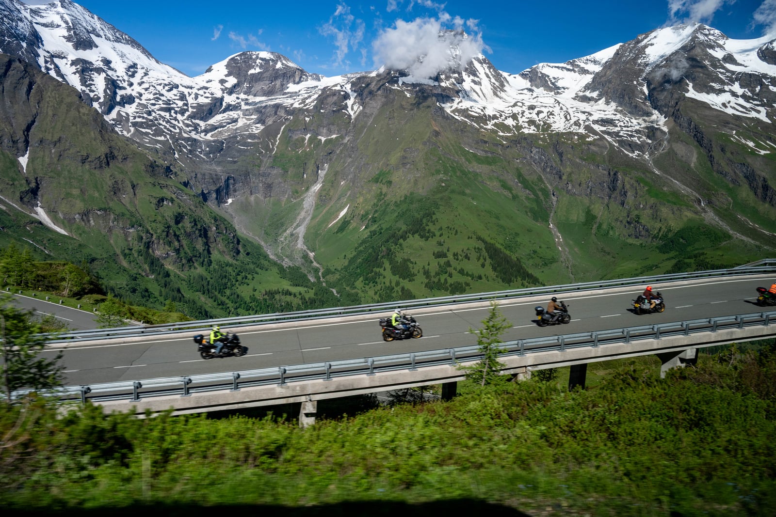 群山環繞的高山公路車隊奔馳｜2026/06 阿爾卑斯山脈之德奧邊境