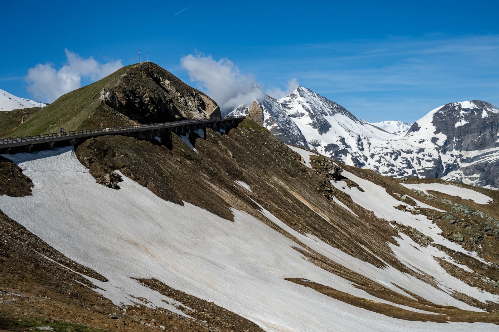 群山環抱的高山公路與殘雪景致｜2026/06 阿爾卑斯山脈之德奧邊境